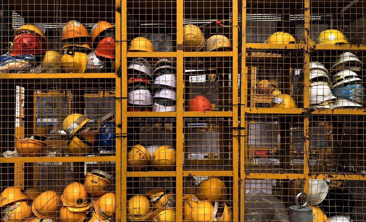 Cascos de seguridad industrial almacenados en un estante