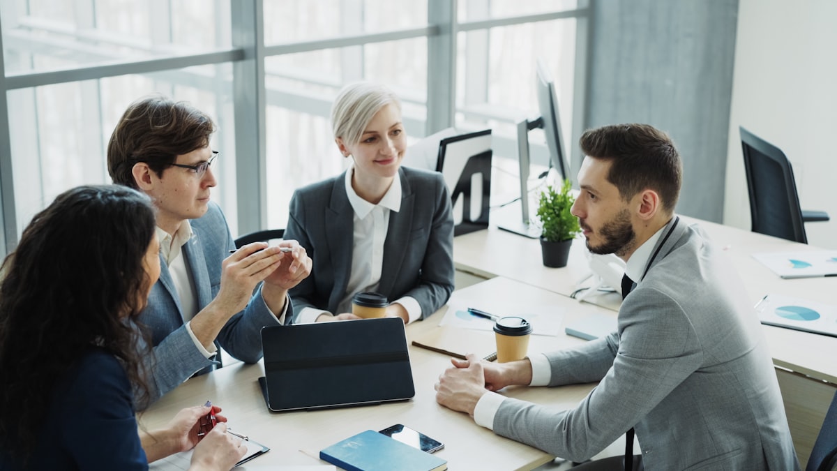 Equipo de consultores de Expectra Andina en reunión de trabajo