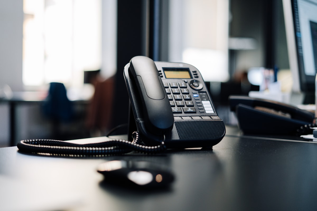 Teléfono de oficina en escritorio, contacto con Expectra Andina