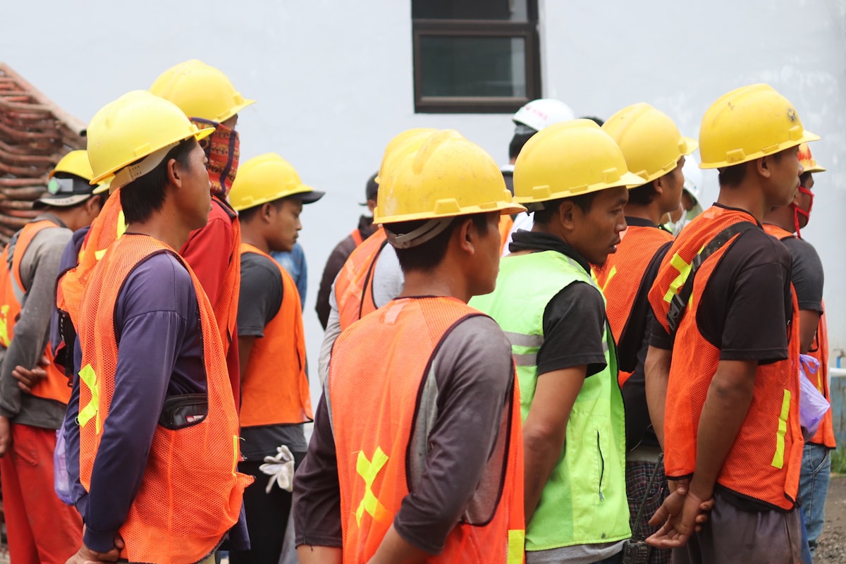 Grupo de trabajadores en taller de capacitación de seguridad industrial